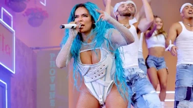 Karol G la volvió a hacer... ¡y "pescó" a un estudiante en su concierto