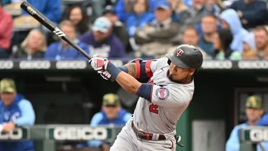 Luis Arráez en plena lucha por el liderato de bateo de la MLB