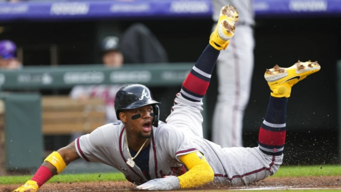 Bad Bunny lleva su ritmo a la MLB y se convierte en bateador de