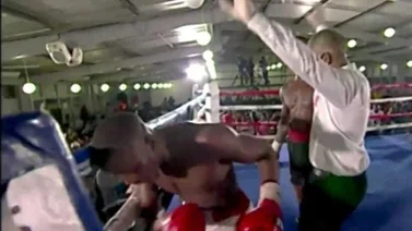 ¡Sorprendente! Boxeador desorientado pelea solo en el ring