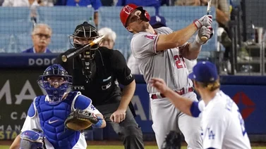 MLB: Umpire casi pierde un ojo por bate roto (+VIDEO)
