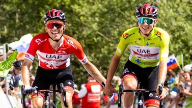 Dos ciclistas deciden una etapa con un "piedra, papel o tijera" (+VIDEO)