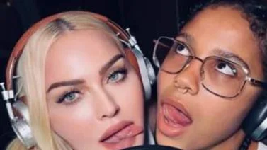 Mira el tremendo beso entre Madonna y Tokischa (+ VIDEO)