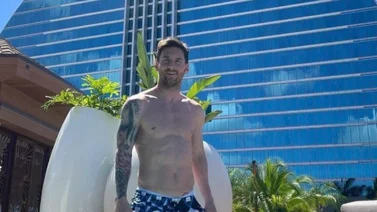 Lionel Messi le cumple los sueños a los fanáticos hasta en la piscina