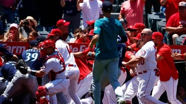 MLB: Lanzador de los Angels es enviado a la lista de lesionados tras caer del banquillo