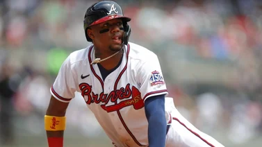 Ronald Acuña Jr sigue volando en las bases, ahora ante los Reds (VIDEO)