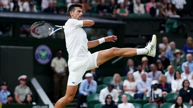 Novak Djokovic avanza con paso firme en Wimblendon