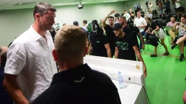 ¡Sorprendente! Aficionados molestos entran durante rueda de prensa en Eslovenia (+Video)