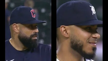 MLB: ¡Insólito! Sandy León y Harold Castro lanzan en el mismo juego (+Video)