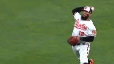 MLB: Rougned Odor mostró su magia con el guante con un salto (+VIDEO)