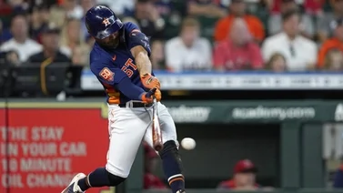 MLB: José Altuve la manda a volar a los rieles del tren (+VIDEO)
