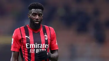 Policías italianos con armas en mano detienen a jugador del Milan en plena calle (+VIDEO) Policías italianos con armas en mano detienen a jugador del Milan en plena calle (+VIDEO)