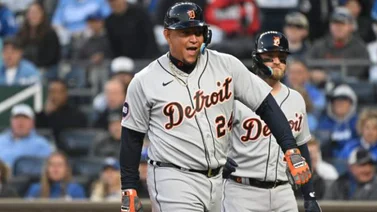 Miguel Cabrera recibe un regalo muy especial por parte de compañeros y cuerpo técnico