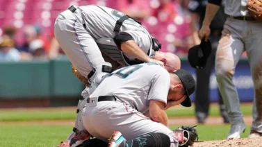 ¡Lamentable! Pitcher recibe sorpresivo batazo en la cara a 104 mph (+Video)