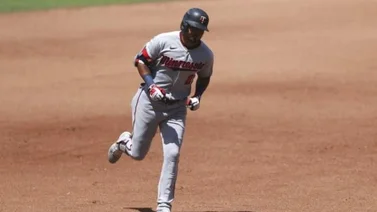 MLB: Luis Arráez despliega su fuerza ante los Padres (+VIDEO)