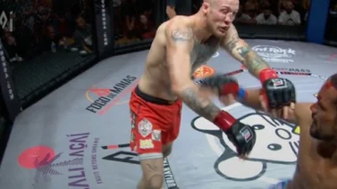 ¡Impresionante! Tras fuerte rodillazo le rompen de manera espantosa la nariz a una estrella de la MMA