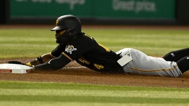 MLB: A este jugador se le cae el celular del bolsillo en pleno juego (+Video)