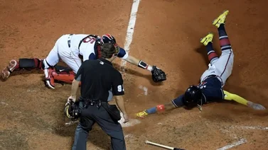 Ronald Acuña Jr hace magia y esquiva el guante para anotar (VIDEO)