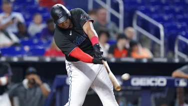 MLB: Jesús Aguilar despierta el bate y le manda regalo a la grada (+VIDEO)