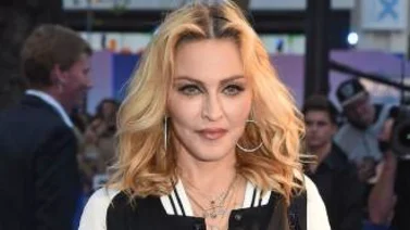 ¡Junto a dos chicas! Madonna se cae a besos para celebrar su cumpleaños (+ VIDEO)
