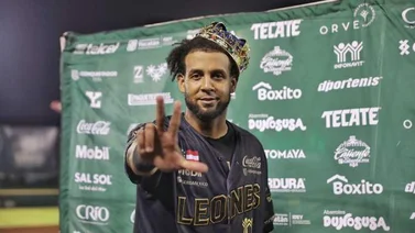 Liga Mexicana: José "Cafecito" Martínez se juega el físico para realizar un gran out (+VIDEO)