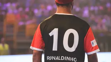 Ronaldinho juega futsal en un equipo de la India(+video) Ronaldinho juega futsal en un equipo de la India(+video)