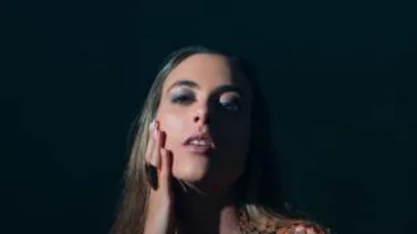 Katherine Coll estrena "Baila"