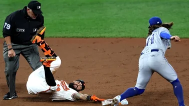 Rougned Odor se desliza y esquiva el guante al mejor estilo "Matrix" (VIDEO)