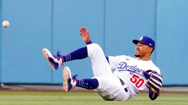 MLB: Mookie Betts y la impresionante atrapada con la que levantó al publico (+VIDEO)