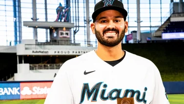 MLB: Pablo López fue exaltado por el público del LoanDepot Park por su reconocimiento al Roberto Clemente (+FOTO)