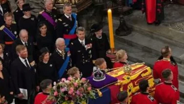 Los restos de la Reina Isabel II abandonan Westminster para finalmente emprender su viaje eterno