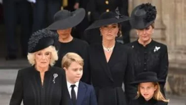 Los príncipes George y Charlotte asistieron a la despedida de su bisabuela Isabel II