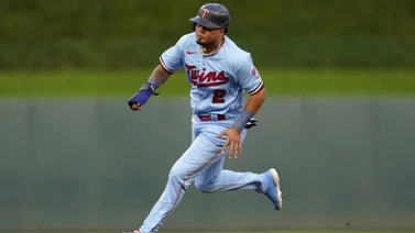 MLB: Luis Arráez se aferra un día más al liderato de bateo