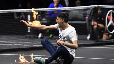 Activista se prende en candela el brazo en la Laver Cup (+video)