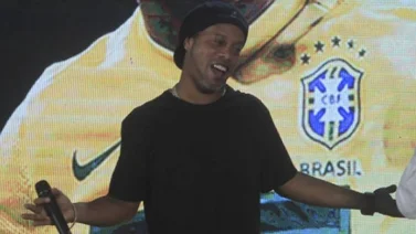 ¡No le gustó nada!: Le tiran un caño a Ronaldinho y el brasileño reacciona con una patada (+video)