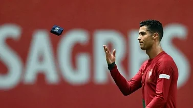 Cristiano Ronaldo vuelve a arrojar su cinta de capitán (+ Videos)