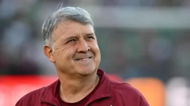 Botellazos de la afición mexicana para el "Tata" Martino (+Video)