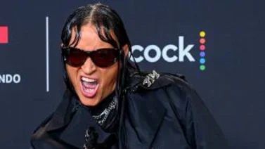 ¡Ay no tú! Critican a Elvis Crespo por su look en los Billboard 2022