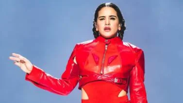 Mira el tortazo que le dieron a Rosalía durante un concierto (+VIDEO)