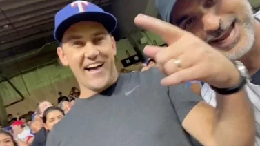 Así fue escoltado el aficionado que atrapó el HR 62 de Aaron Judge (+video)