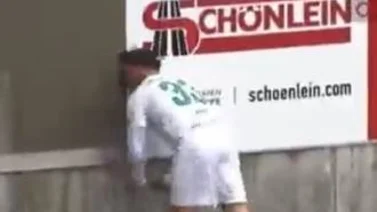 Delantero alemán choca contra una pared y queda inconsciente (+ VIDEO)