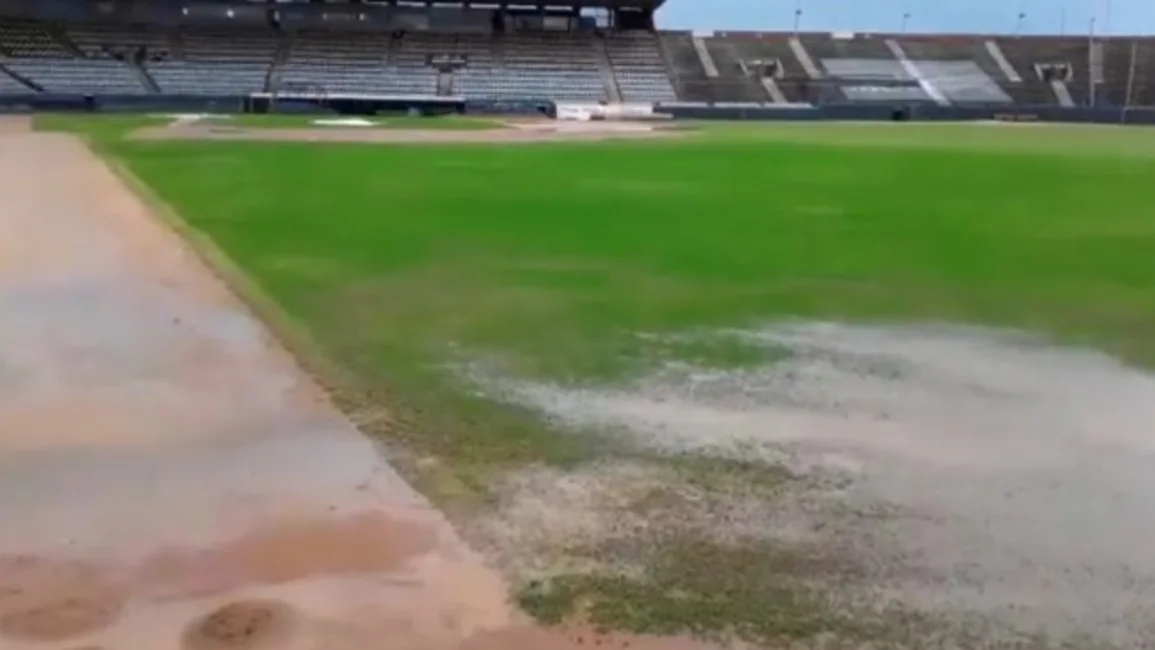 Inundado el estadio Luis Aparicio «El Grande» y Águilas practica a media  máquina (video) –