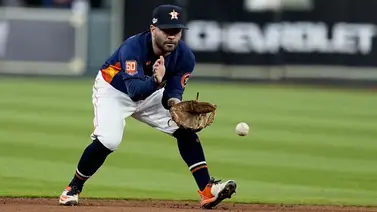 MLB: Aficionado de los Astros es detenido por abrazar a José Altuve MLB: Aficionado de los Astros es detenido por abrazar a José Altuve