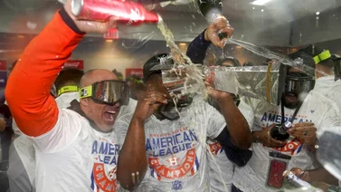 MLB: ¡Los Astros de Houston sacaron las escobas en el clubhouse! (+Video)