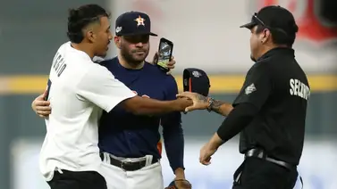 MLB: Por intentar tomarse un selfie con José Altuve este fanático es acusado por 'allanamiento' MLB: Por intentar tomarse un selfie con José Altuve este fanático es acusado por 'allanamiento'
