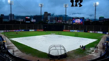LVBP: Así se inunda el dogout de los Leones del Caracas en medio de las fuertes lluvias