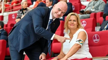 Qatar 2022: Gianni Infantino posa con brazalete prohibido por la FIFA
