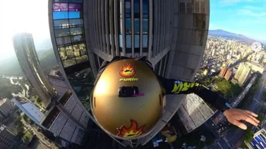 Paracaidista venezolano vuela en Parque Central