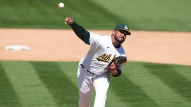 MLB: Deolis Guerra seguirá jugando con los Atléticos de Oakland