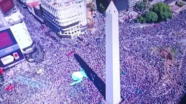 Qatar 2022: Así reacciona la gente en el Obelisco al triunfo de Argentina (+VIDEO)